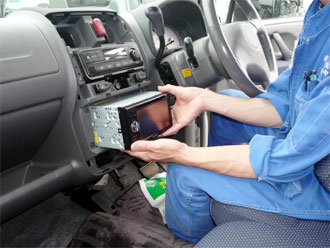 カー用品　取り付け風景